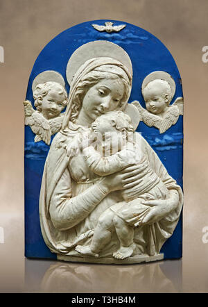 Emaillierte terracotta relief Panel der Jungfrau und Kind mit zwei Putten eine Kopie der "Madonna de l'Impuuneta" von Luca della Robbia, Florenz 1399 - Stockfoto