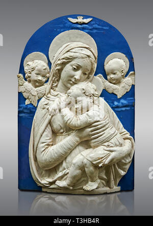 Emaillierte terracotta relief Panel der Jungfrau und Kind mit zwei Putten eine Kopie der "Madonna de l'Impuuneta" von Luca della Robbia, Florenz 1399 - Stockfoto