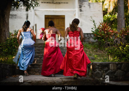 Mädchen zu Fuß Stone Steps in Ballkleider, El Salvador. Stockfoto