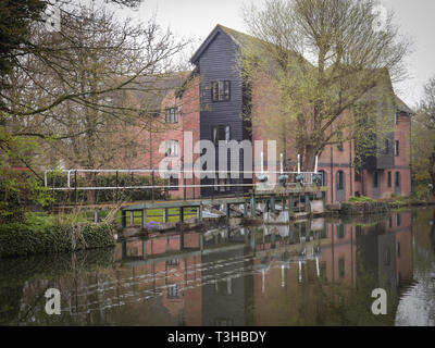 Wehr auf Kennet und Avon Kanal in der Nähe von Newbury Stadtzentrum Stockfoto