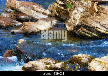 In der Nähe von fließendem Wasser, um großen Felsen im Watauga River in Elizabethton, Tennessee. Stockfoto