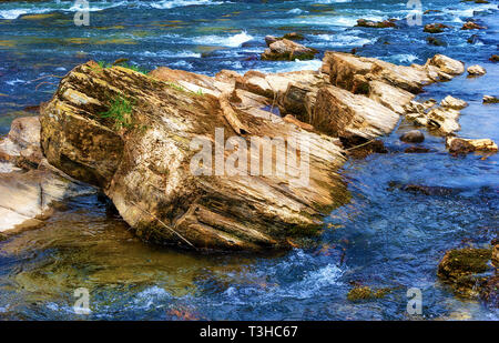 In der Nähe von fließendem Wasser, um großen Felsen im Watauga River in Elizabethton, Tennessee. Stockfoto