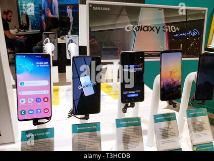 MONTREAL, KANADA - 28. MÄRZ 2019: Samsung Galaxy S10, S10 und S10 e Telefone in einem mobilen Speicher auf einem Ständer. Samsung Galaxy ist eine Linie von mobilen devic Stockfoto