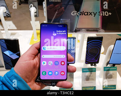 MONTREAL, KANADA - 28. MÄRZ 2019: Samsung Galaxy S10 in einer Hand bei mobilen Speichern. Samsung Galaxy ist eine Linie der mobilen Geräte von Samsung. Stockfoto