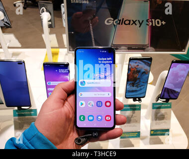 MONTREAL, KANADA - 28. MÄRZ 2019: Samsung Galaxy S10 in einer Hand bei mobilen Speichern. Samsung Galaxy ist eine Linie der mobilen Geräte von Samsung. Stockfoto
