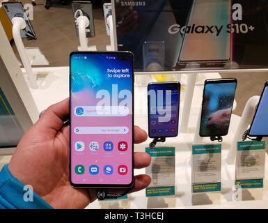 MONTREAL, KANADA - 28. MÄRZ 2019: Samsung Galaxy S 10 Plus in einer Hand bei mobilen Speichern. Samsung Galaxy ist eine Linie der mobilen Geräte von Samsung. Stockfoto