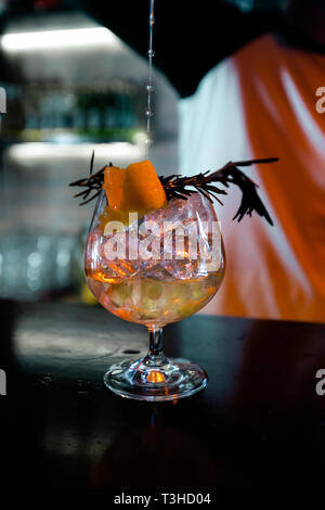 Cocktails und ein Barkeeper in einem Nachtclub - Barkeeper Fähigkeiten werden angezeigt Stockfoto