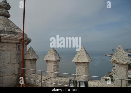 Mit Blick auf die Defensive Pflanze des Belem Turm emblematischen Mittelalterlichen Turm von Belém in Lissabon. Natur, Architektur, Geschichte, Street photog Stockfoto