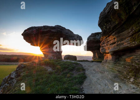 Die Bunnet Stane (Motorhaube Stein) kalkhaltige Sandsteine Felsvorsprung in der Nähe von Gateside, Fife, Schottland. Stockfoto