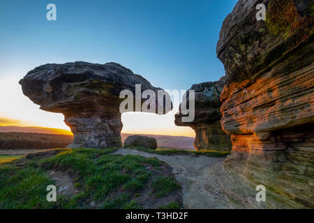 Die Bunnet Stane (Motorhaube Stein) kalkhaltige Sandsteine Felsvorsprung in der Nähe von Gateside, Fife, Schottland. Stockfoto