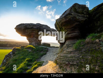 Die Bunnet Stane (Motorhaube Stein) kalkhaltige Sandsteine Felsvorsprung in der Nähe von Gateside, Fife, Schottland. Stockfoto