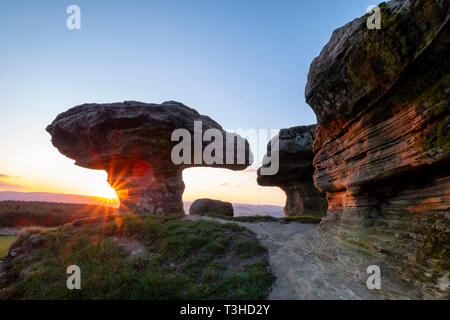 Die Bunnet Stane (Motorhaube Stein) kalkhaltige Sandsteine Felsvorsprung in der Nähe von Gateside, Fife, Schottland. Stockfoto