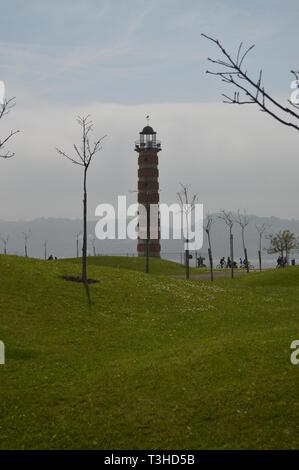 Wundervolle Leuchtturm in einem schönen grünen Park Voller Gras in Belém in Lissabon. Natur, Architektur, Geschichte, Street Photography. April 11, 2014. Li Stockfoto