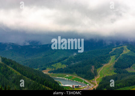 Schöne Karpaten Gebirge Wald See nach dem regen Stockfoto