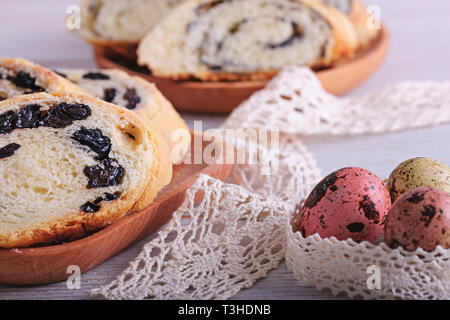 Ostern, süßem Gebäck. Rolle mit Rosinen. Rolle mit Mohn. Stockfoto