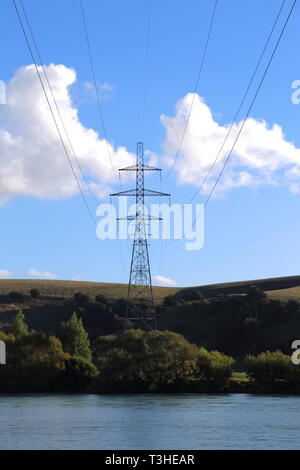 Stromleitungen in der Nähe von Balclutha, South Otago, Neuseeland Stockfoto