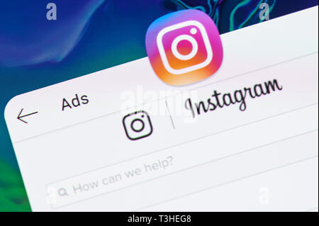 New York, USA - April 8, 2019: Instagram ads app Anwendung auf digitalen Bildschirm Makro Nahaufnahme Stockfoto