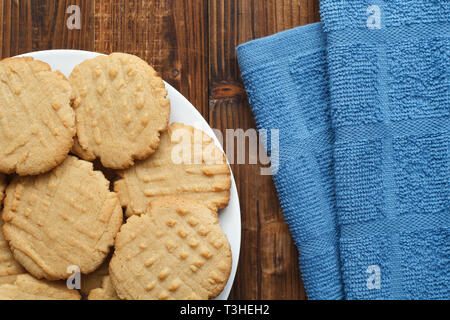 Home gebackene Erdnussbutter Cookies auf Holz. Stockfoto