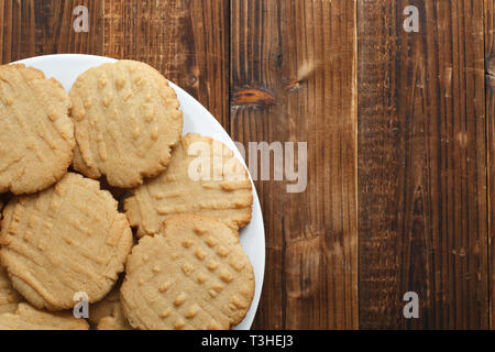 Home gebackene Erdnussbutter Cookies auf Holz. Stockfoto