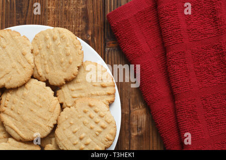 Home gebackene Erdnussbutter Cookies auf Holz. Stockfoto