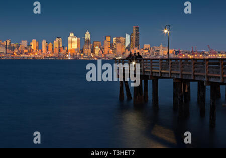 WA16103-00...WASHINGTON - Downtown Seattle in der Abenddämmerung vom Seacrest Park an den Ufern der Elliott Bay, 2018. Stockfoto