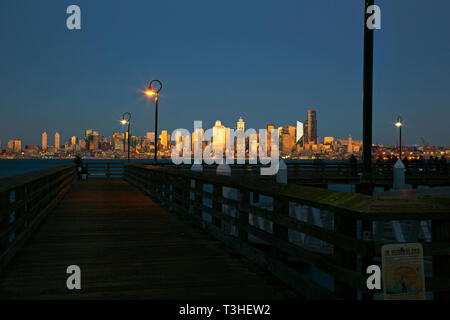 WA16114-00...WASHINGTON - die untergehende Sonne sorgt bei Sonnenuntergang im Seacrest Park an den Ufern der Elliott Bay, 2018. Stockfoto