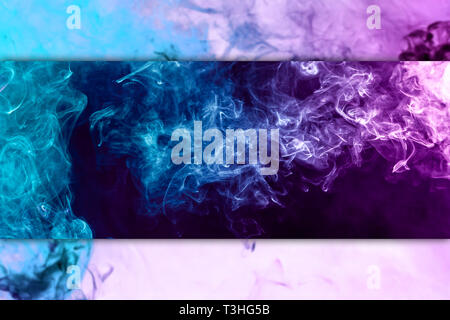 Nebel gefärbt mit hellen rosa und blau Gel auf dunklen schwarzen und weißen Hintergrund Stockfoto