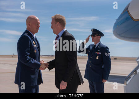 Usa handeln Verteidigungsminister Patrick M. Shanahan grüßt der Kommandeur der US-Air Force Space Command, Air Force General John W. "Jay" Raymond, Peterson Air Force Base, Colorado, 8. April 2019. (DoD Foto von Lisa Ferdinando) Stockfoto