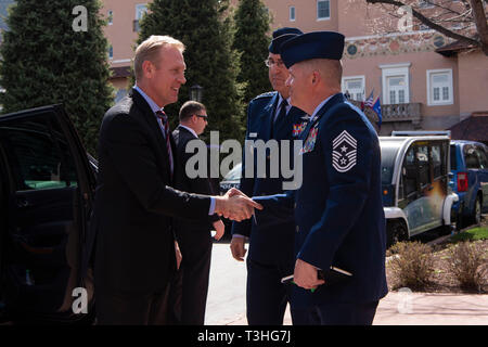 Usa handeln Verteidigungsminister Patrick M. Shanahan grüßt den Befehl Senior Advisor bei US Strategic Command, Air Force Chief Master Sgt. Patrick F. McMahon, Colorado Springs, Colorado, 8. April 2019. (DoD Foto von Lisa Ferdinando) Stockfoto