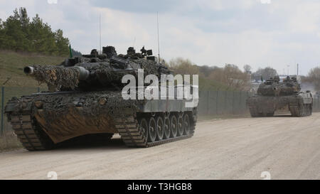 German Tank crews ihre Leopard 2A6 Kampfpanzer Manöver während der Konvoi in Hohenfels, Deutschland, April 6, 2019. Übung Allied Geist X umfasst rund 5.600 Teilnehmer aus 15 Nationen, 30 März - 17. April 2019, bei der 7th Army Training Befehl Hohenfels Training Bereich im südöstlichen Deutschland. Allied Geist ist ein US-Army Europe, 7th Army Training Befehl durchgeführte multinationale Übung Serie zu entwickeln und zu verbessern die NATO und wichtiger Partner der Interoperabilität und die Bereitschaft über angegebenen warfighting Funktionen. (U.S. Armee Foto von Sgt. Richter Jones) Stockfoto