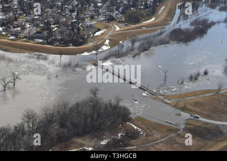 Grand Forks Air Force Base zusammen mit US-amerikanischen Zoll- und Grenzschutz auf Luftaufnahmen und Fotos der aktuellen Pegelstände in Grand Forks, Northh Dakota entlang des Red River & Red Lake River, April 8, 2019. Fotos wurden zwischen 9 und 10 Uhr vor der Schließung der Sorlie Brücke gefangen. River Water level stieg auf 40' unter dem sorlie Brücke entlang des Deiches/Hochwasserschutz zwischen Grand Forks, ND und East Grand Forks, Minnesota. (U.S. Air Force Foto von älteren Flieger Elijaih Tiggs) Stockfoto