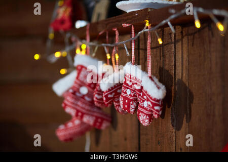 Weihnachten Winter gestrickte Socken und Handschuhe. Mit Schneeflocke und Herz Motiven. Winter Dekoration Stockfoto