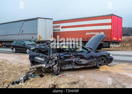 Autounfall von drei Fahrzeugen auf einer 5-Straße, die in der 4. April 2018, Autos nach einer Kollision mit einem schweren Lkw, in Lettland neben Kekava Stockfoto