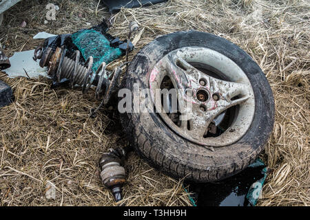 Autounfall von drei Fahrzeugen auf einer 5-Straße, die in der 4. April 2018, Autos nach einer Kollision mit einem schweren Lkw, in Lettland neben Kekava Stockfoto