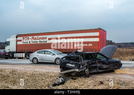 Autounfall von drei Fahrzeugen auf einer 5-Straße, die in der 4. April 2018, Autos nach einer Kollision mit einem schweren Lkw, in Lettland neben Kekava Stockfoto