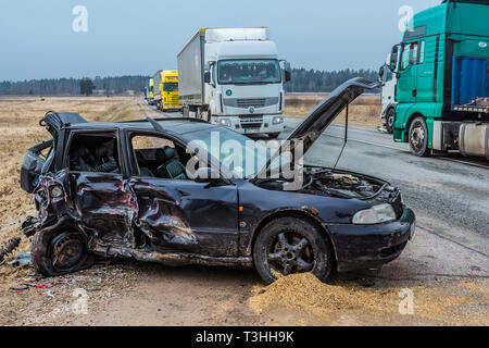 Autounfall von drei Fahrzeugen auf einer 5-Straße, die in der 4. April 2018, Autos nach einer Kollision mit einem schweren Lkw, in Lettland neben Kekava Stockfoto