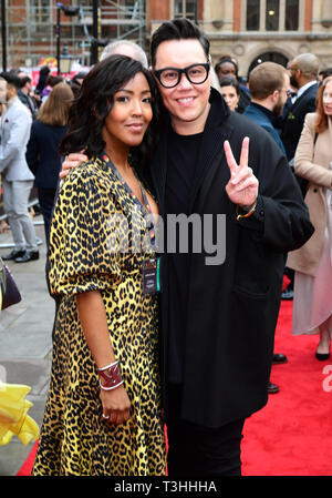 Angellica Bell und Gok Wan an der Laurence Olivier Awards, Royal Albert Hall, London. Stockfoto