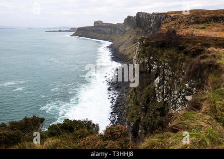 Meer aufragende Klippen von Mealt fällt und Kilt Rock Aussichtspunkt an der Ostküste der Insel Skye, Highland, Schottland, UK gesehen Stockfoto