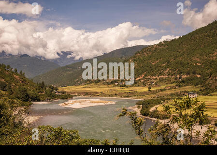 Landschaft, Confluence, von Pho & Mo Flüssen, an Punakha, Tal, ein Fest für die Augen, blauer Himmel, weiße Wolken, hängt über, Punakha, Tal, Bhutan. Stockfoto