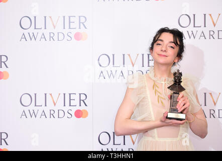 Patsy Ferran mit die Beste Hauptdarstellerin, in Sommer und Rauch, Olivier Awards in der Royal Albert Hall in London. Stockfoto