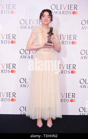 Patsy Ferran mit die Beste Hauptdarstellerin, in Sommer und Rauch, Olivier Awards in der Royal Albert Hall in London. Stockfoto