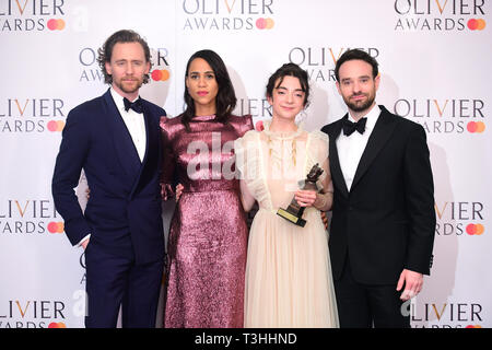 Patsy Ferran mit die Beste Hauptdarstellerin, in Sommer und Rauch, von Tom Hiddleston, Zawe Ashton und Charlie Cox an der Olivier Awards präsentierte an der Royal Albert Hall in London. Stockfoto