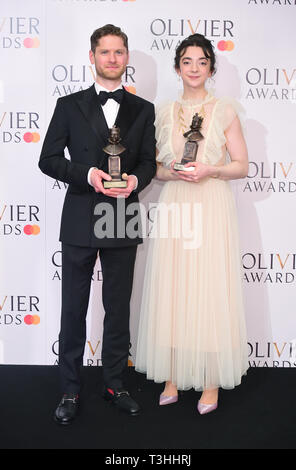 Kyle Soller mit der besten Schauspieler Award und Patsy Ferran mit die Beste Schauspielerin Award bei den Olivier Award in der Royal Albert Hall in London. Stockfoto