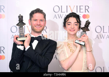 Kyle Soller mit der besten Schauspieler Award und Patsy Ferran mit die Beste Schauspielerin Award bei den Olivier Award in der Royal Albert Hall in London. Stockfoto