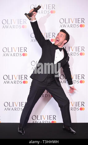 Jonathan Bailey mit den besten Schauspieler in einer unterstützenden Rolle in einem Musical in der Olivier Awards in der Royal Albert Hall in London. Stockfoto