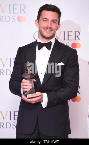 Jonathan Bailey mit den besten Schauspieler in einer unterstützenden Rolle in einem Musical in der Olivier Awards in der Royal Albert Hall in London. Stockfoto