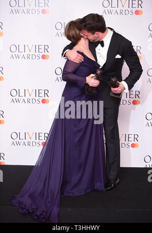 Patty LuPone mit die beste Schauspielerin in einer Nebenrolle in einer musikalischen und Jonathan Bailey mit den besten Schauspieler in einer unterstützenden Rolle in einem Musical in der Olivier Awards in der Royal Albert Hall in London. Stockfoto