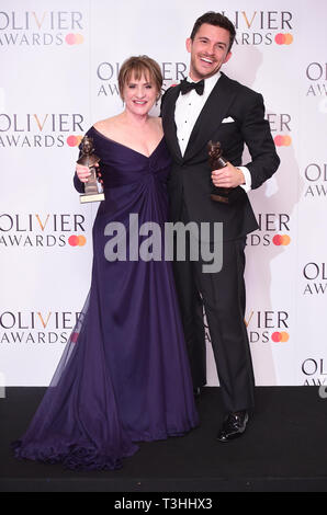 Patty LuPone mit die beste Schauspielerin in einer Nebenrolle in einer musikalischen und Jonathan Bailey mit den besten Schauspieler in einer unterstützenden Rolle in einem Musical in der Olivier Awards in der Royal Albert Hall in London. Stockfoto