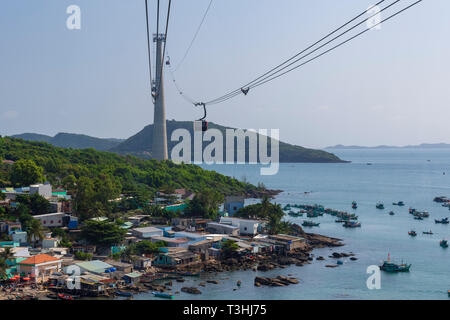 Phu Quoc Seilbahn zum Hon Thom Insel (Ananas Insel) und ein Hafen und den Fischerbooten am Meer. Stockfoto