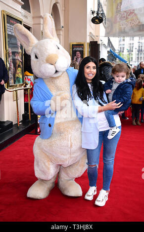 Cara de la Hoyde (Mitte) mit Sohn Fred an der Galavorstellung von Wo ist Peter Rabbit? Im Theatre Royal Haymarket, London. Stockfoto
